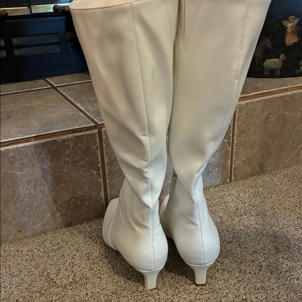 Chic White Kitten-Heeled Boots - Picture 2 of 7